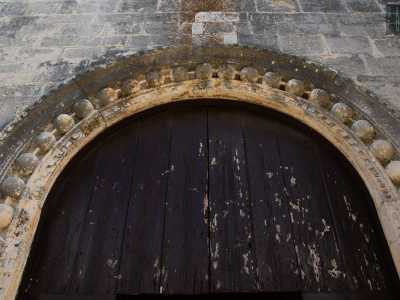 Quello centrale, il pi� grande, � inquadrato da una doppia cornice all�esterno dentellata e all�interno composta da grosse sfere